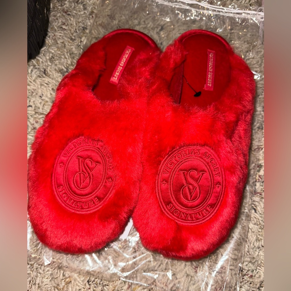 VS Red Fuzzy Slippers size small ❤️ lipstick 💋 red